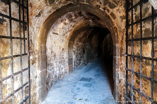 Pitkä, pimeä holvattu tunneli johtaa linnoituksen muurien sisäpuolelle.